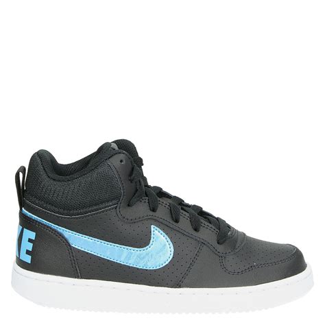 hoge nike sneakers met zwarte nopjes op de neus|nike jongens schoenen.